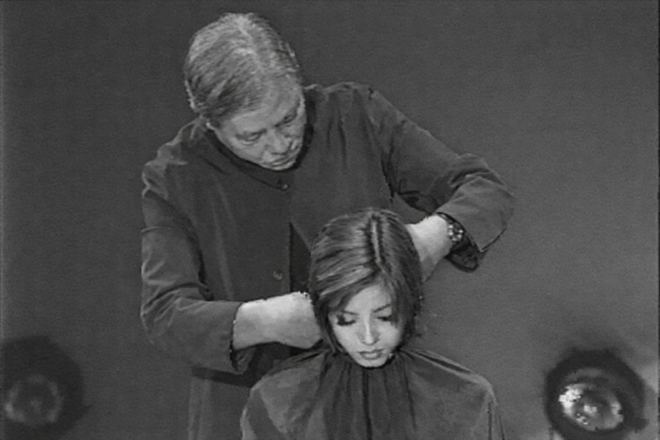 創業期のヘアカットの様子